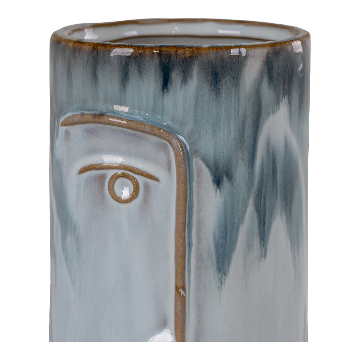 Détail de l'œil en relief cerné de brun et des coulures d'émail bleu sur le vase visage