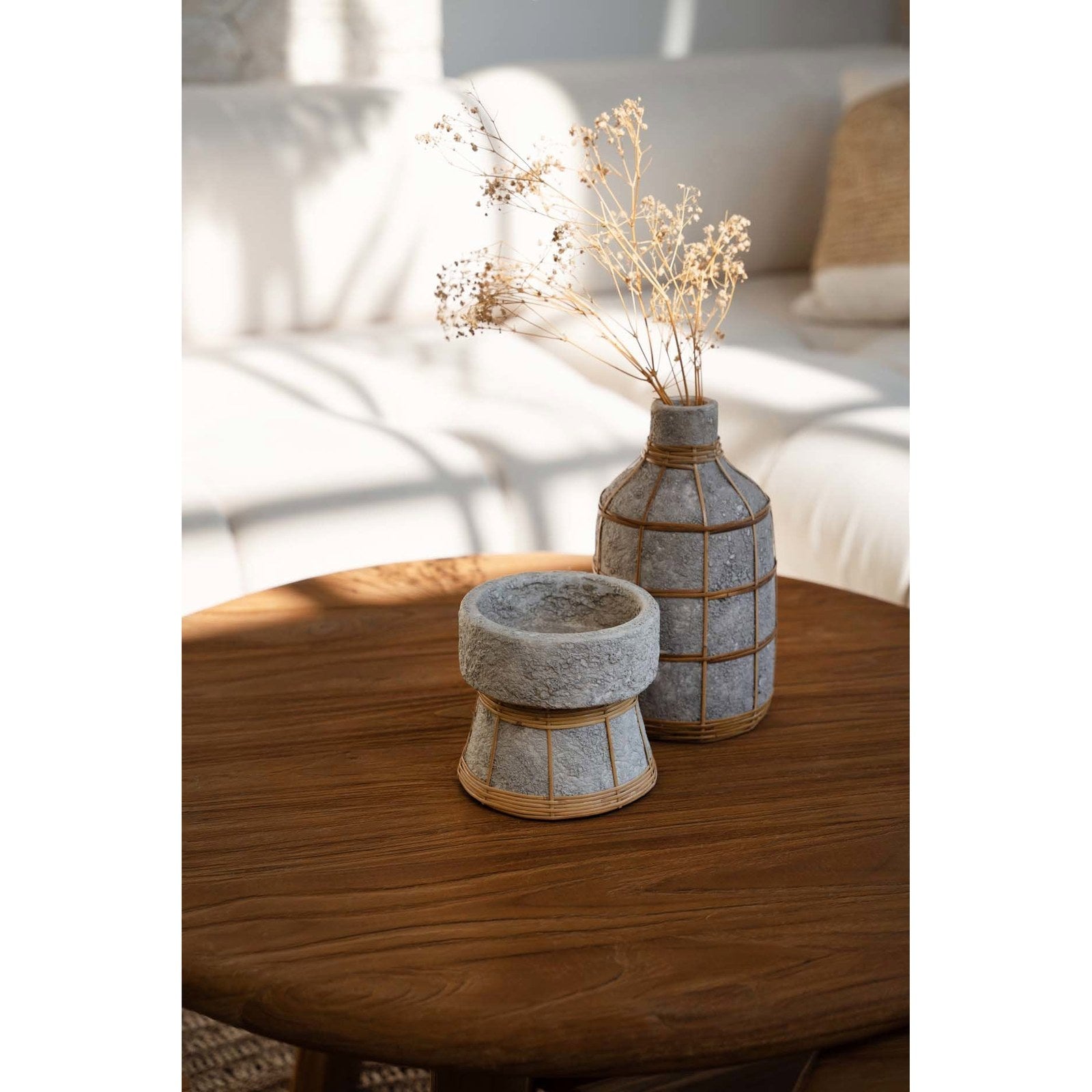 Vase Whoopy en terre cuite écrue et rotin 24 cm en situation