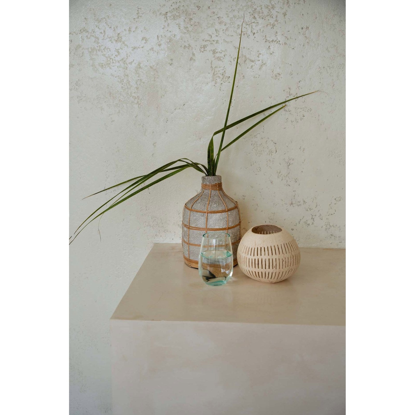 Vase Whoopy en terre cuite écrue et rotin 24 cm, vue 3
