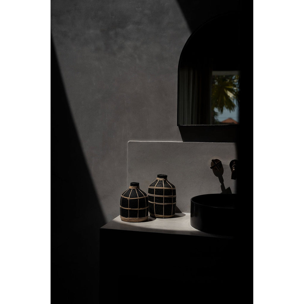 Vase Whoopy en terre cuite noire et rotin 19 cm en situation