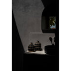 Vase Whoopy en terre cuite noire et rotin 19 cm en situation