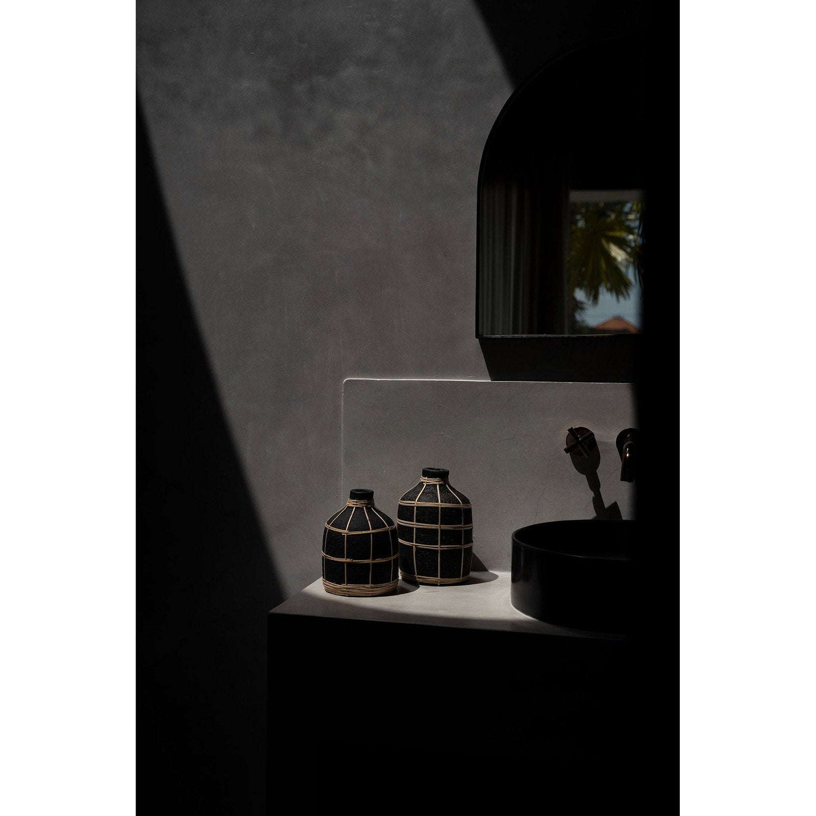 Vase Whoopy en terre cuite noire et rotin 19 cm en situation