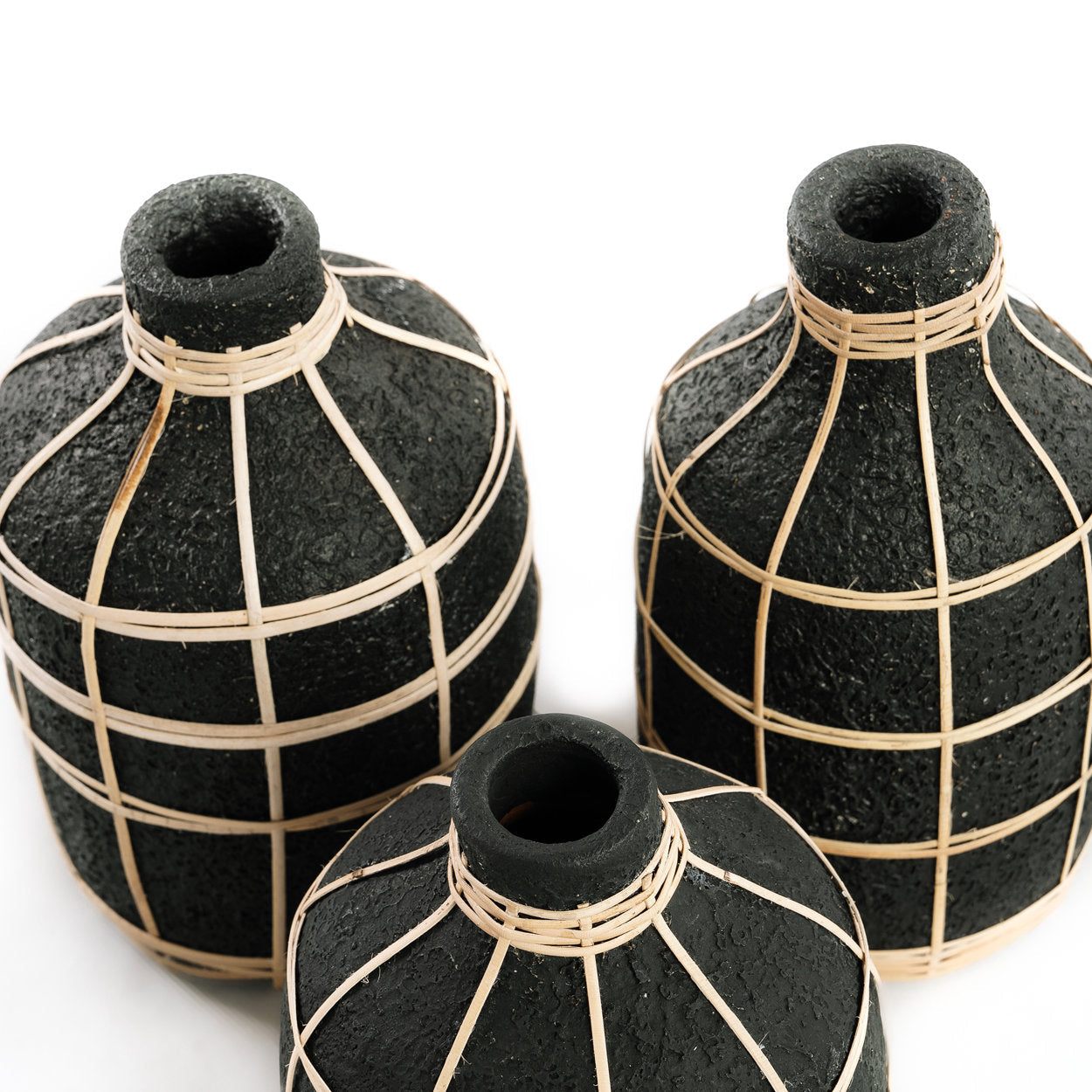 Vase Whoopy en terre cuite noire et rotin 19 cm, vue 3