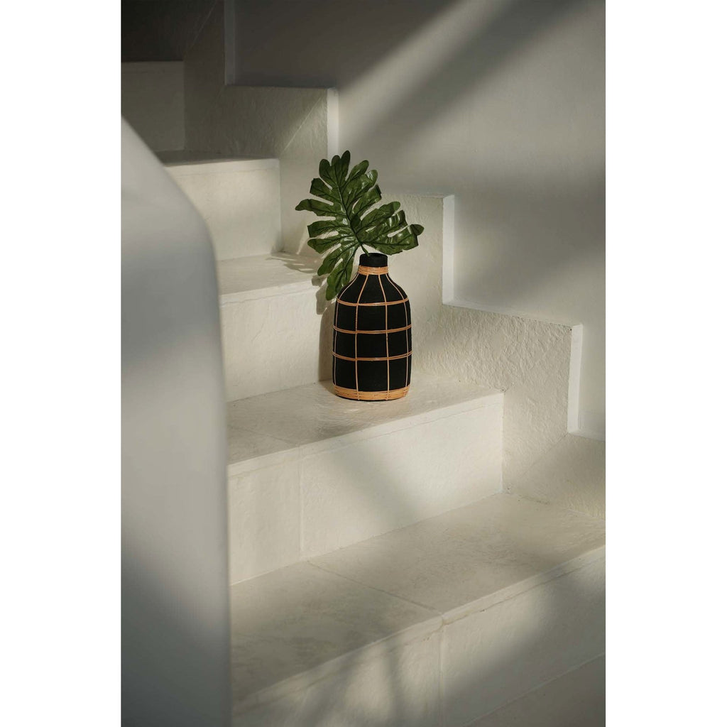 Vase Whoopy en terre cuite noire et rotin 23 cm, vue 3