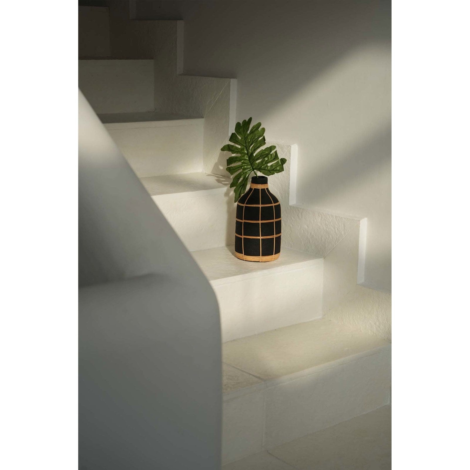 Vase Whoopy en terre cuite noire et rotin 24 cm en situation