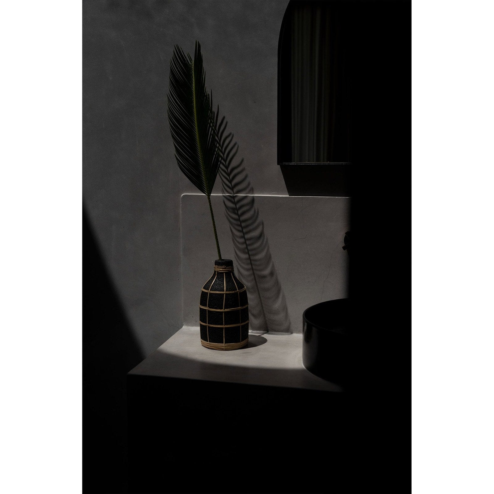 Vase Whoopy en terre cuite noire et rotin 24 cm, vue 4