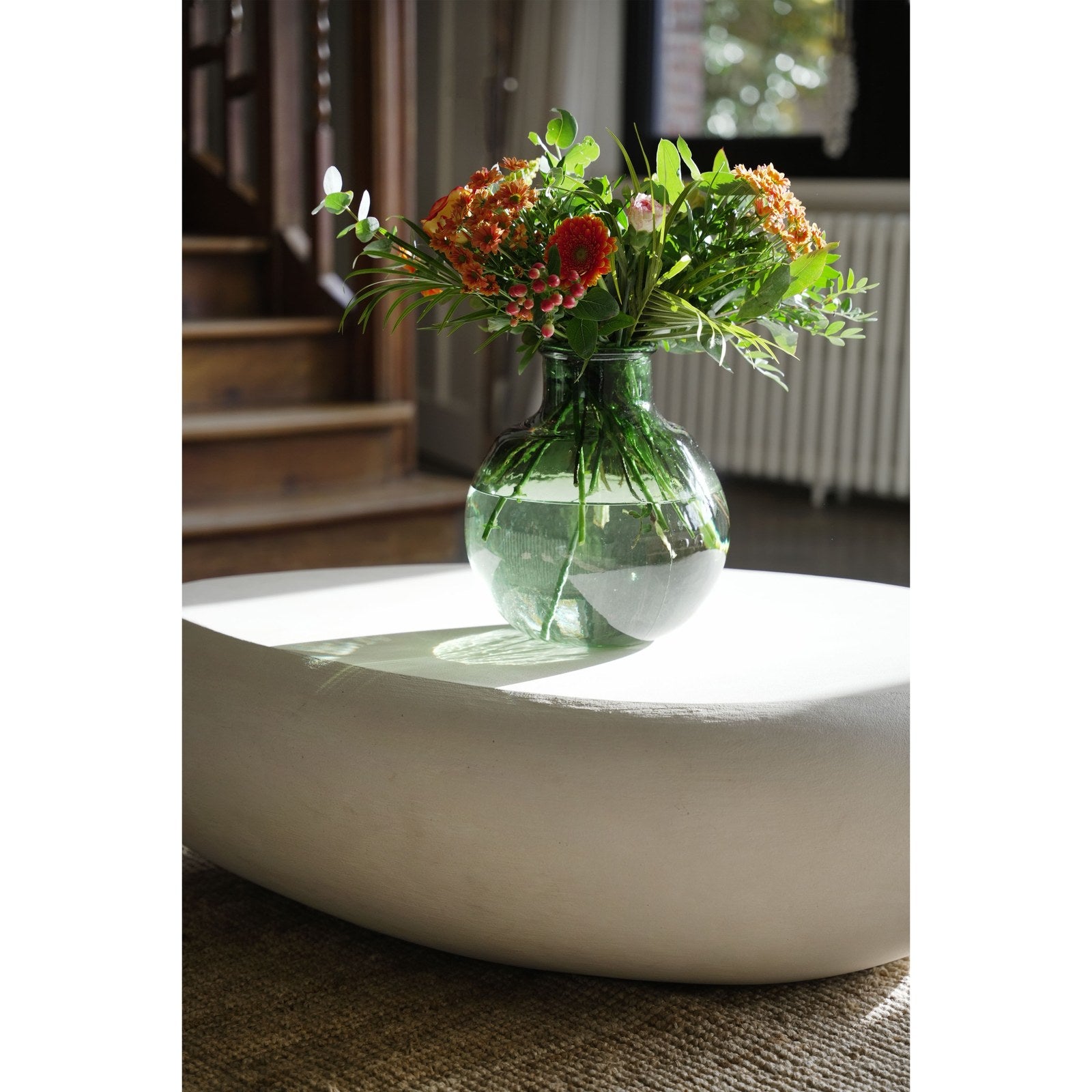 Vase Yugang en verre recyclé vert 31 cm en situation