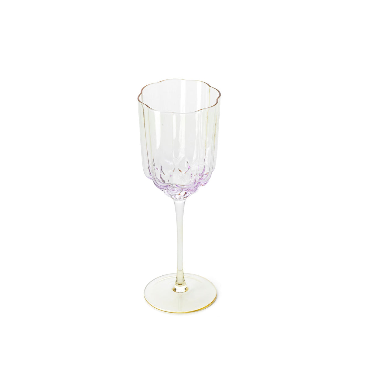 Verre à vin côtelé irisé vu en plongée avec son buvant festonné qui suit les côtes