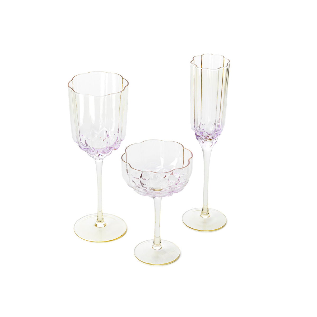 Verre à vin côtelé irisé à côté d'une coupe et d'une flûte assorties