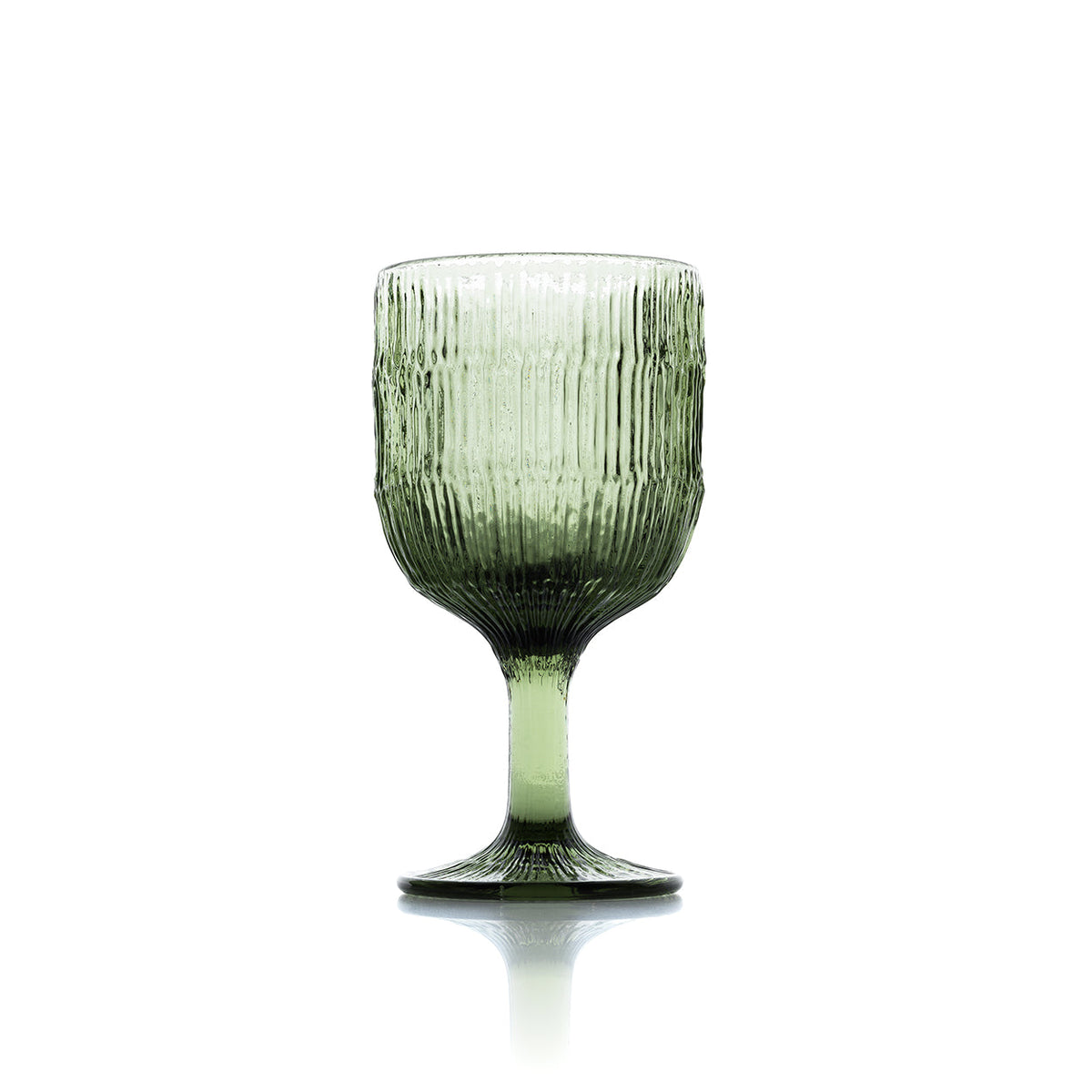 Verre à vin nervuré en verre vert mousse vu de face sur son pied court