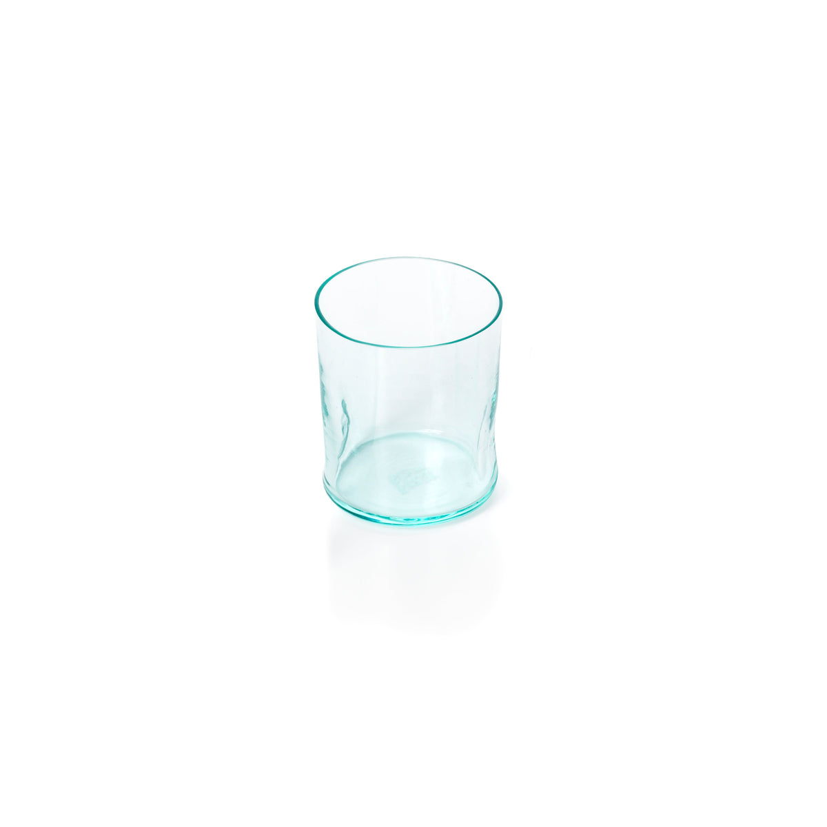 Verre à whisky en verre recyclé vu en plongée avec son reflet vert d'eau