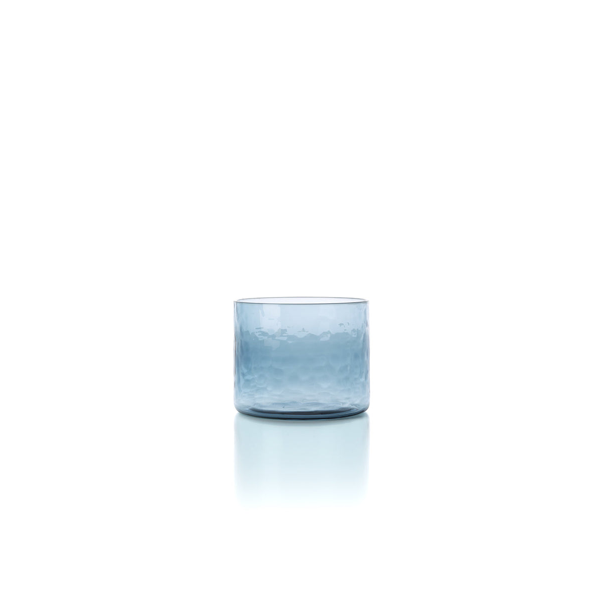 Verre bas martelé en verre bleu fumé vu de face