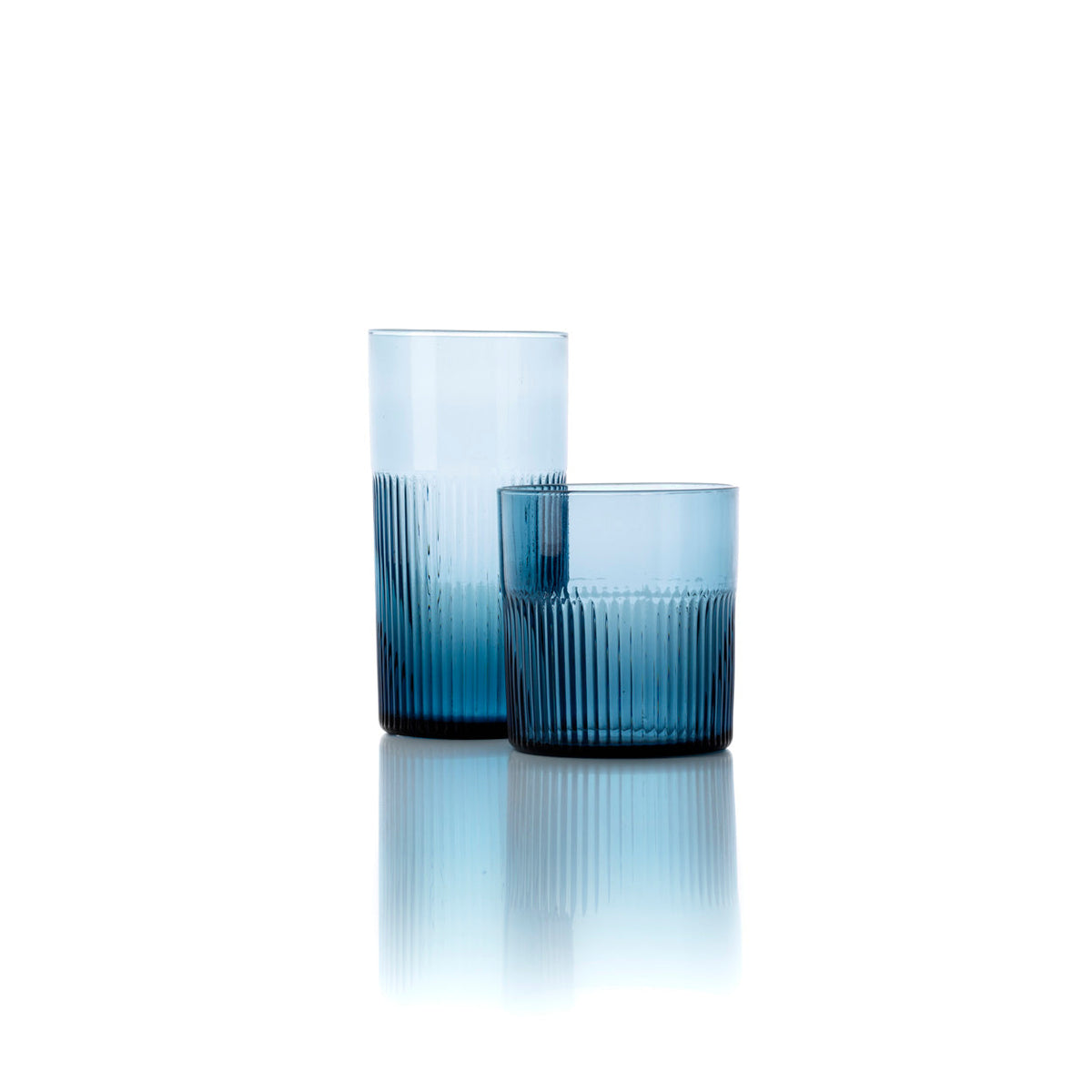 Verre highball Azure cannelé bleu à côté du verre bas de la même série vendu séparément