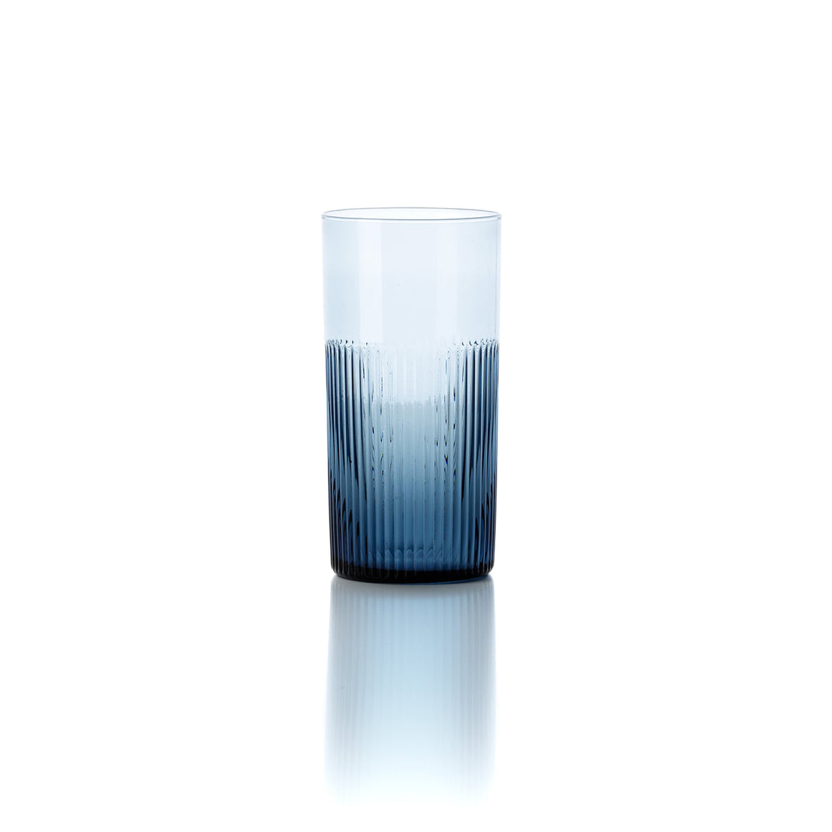Verre highball Azure cannelé en verre bleu vu de face avec sa partie haute lisse et sa partie basse nervurée