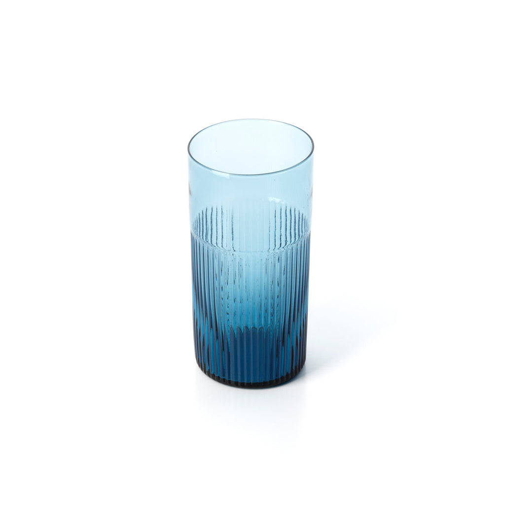 Verre highball cannelé en verre bleu en situation