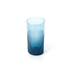 Verre highball cannelé en verre bleu en situation