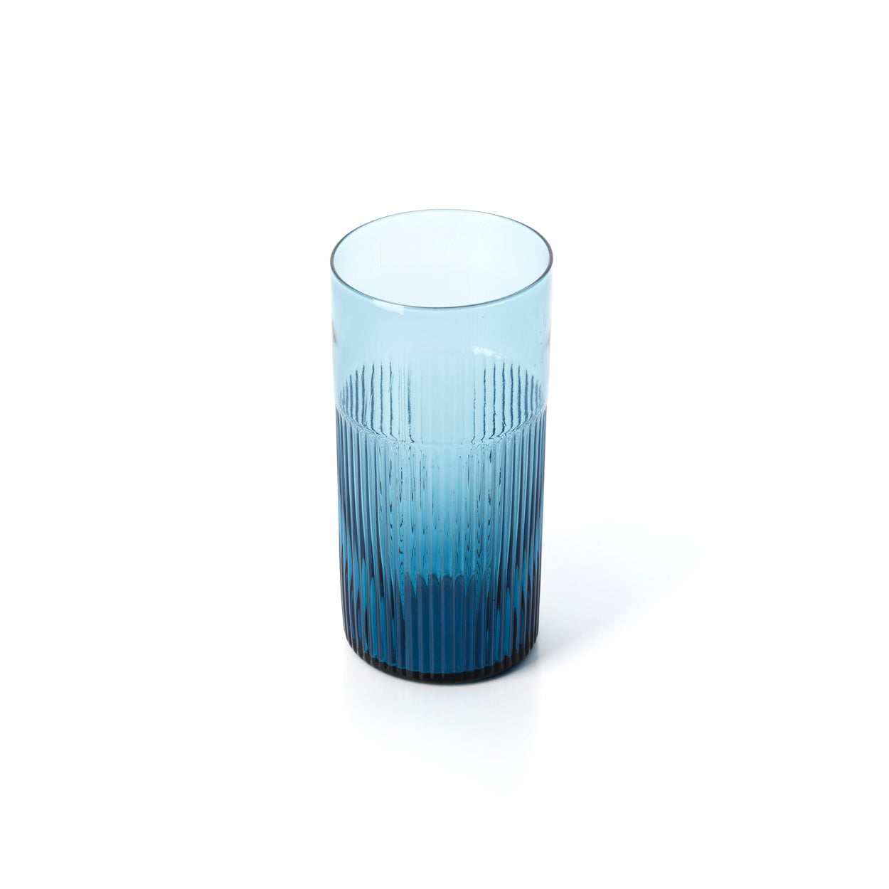 Verre highball cannelé en verre bleu en situation