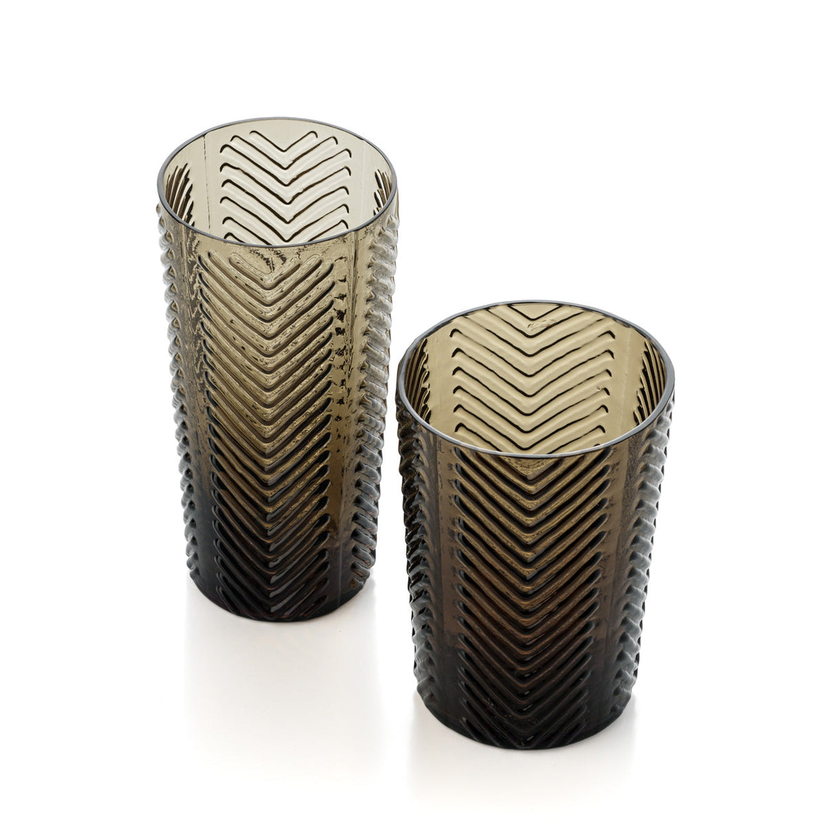 Verre highball fumé à chevrons et gobelet bas au même motif vus en plongée