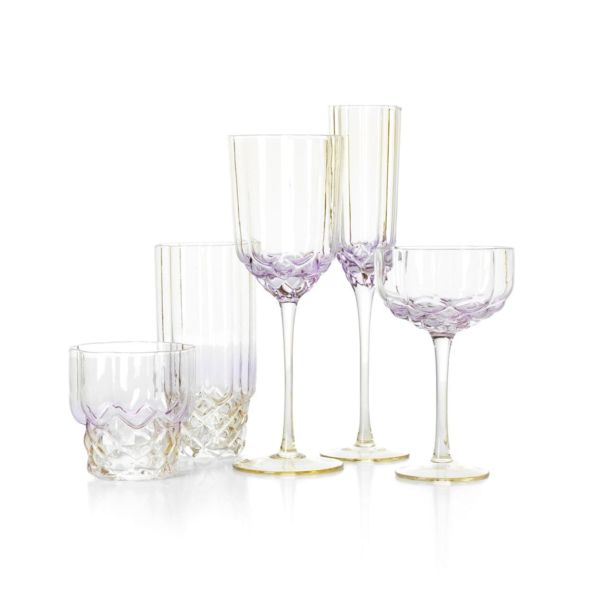 Verre highball irisé aligné avec un gobelet un verre à pied une flûte et une coupe de la même collection