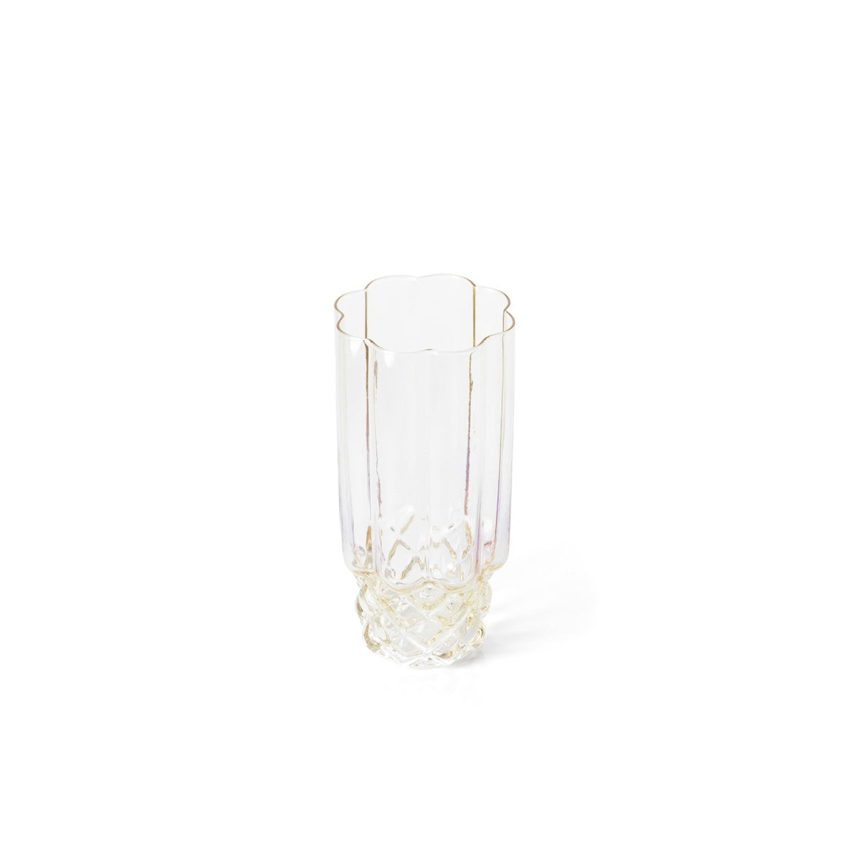 Verre highball irisé vu de trois quarts qui montre son buvant ondulé et ses côtes verticales