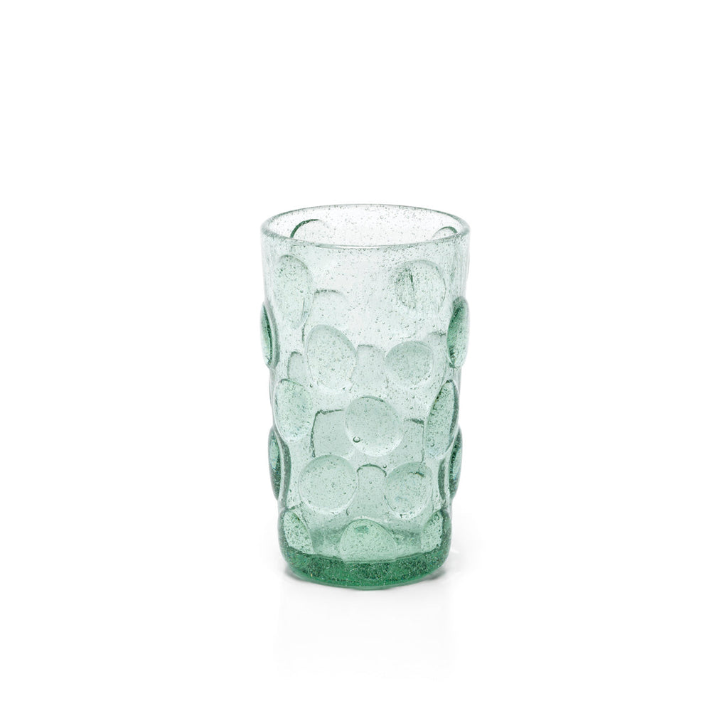 Verre highball à pastilles en verre bullé vert d'eau en situation