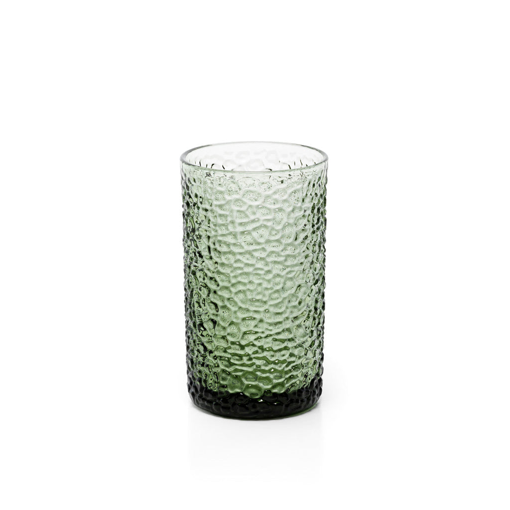 Verre highball à surface galet en verre vert 14 cm en situation