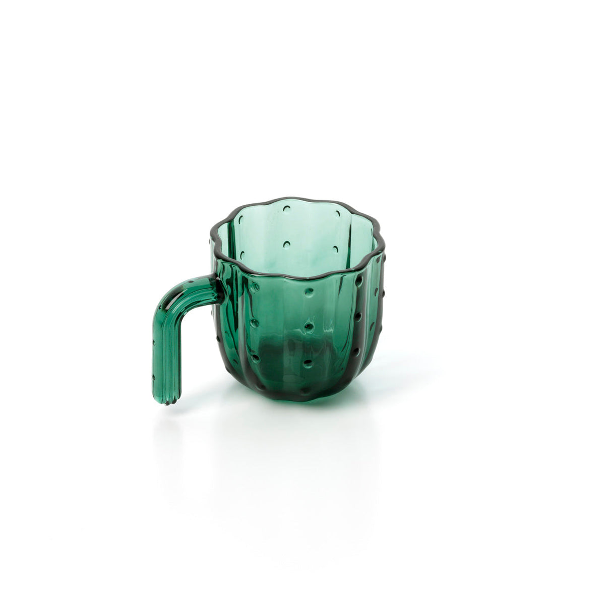 Tasse arrondie en verre vert vue en plongée avec son buvant ondulé