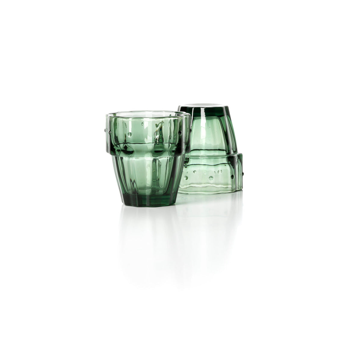 Les deux verres sans anse en verre vert l'un debout l'autre retourné