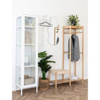 Entrée lumineuse avec vestiaire Ember en bambou près d'une vitrine blanche et d'un miroir