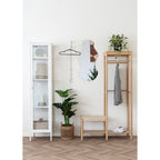Vestiaire Ember en bambou dans une entrée avec veste suspendue baskets et plante sur le plateau