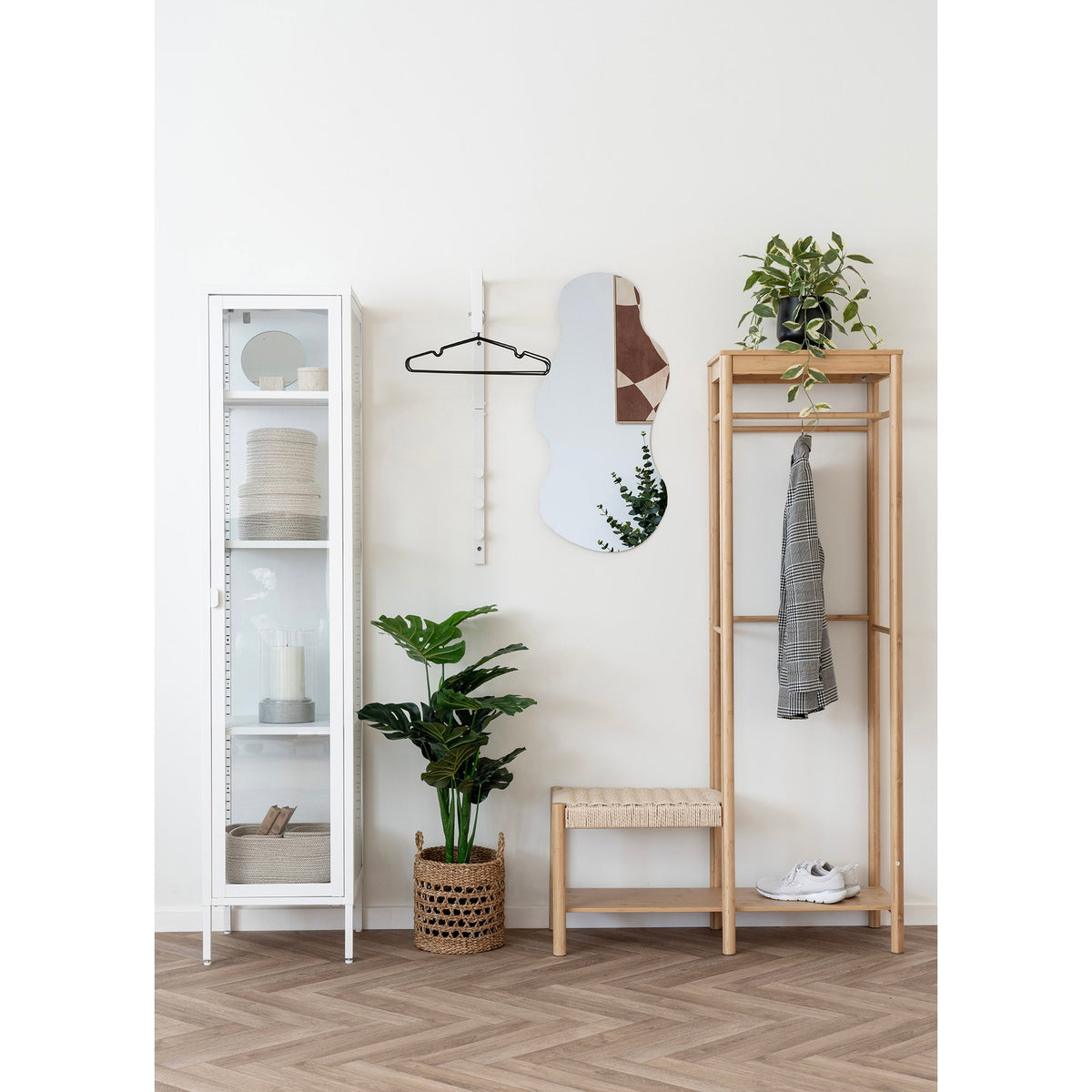 Vestiaire Ember en bambou dans une entrée avec veste suspendue baskets et plante sur le plateau
