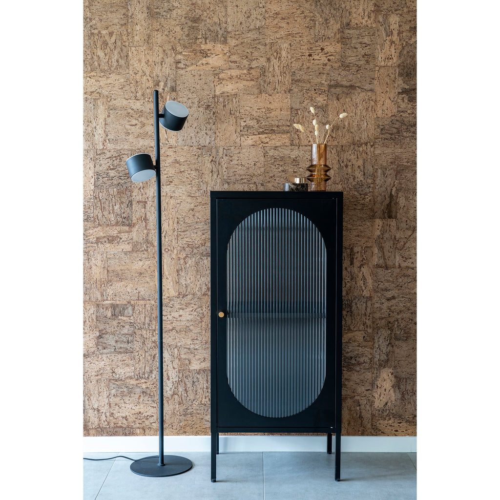 Vitrine Adelaide noire en situation salon mur liège lampadaire noir