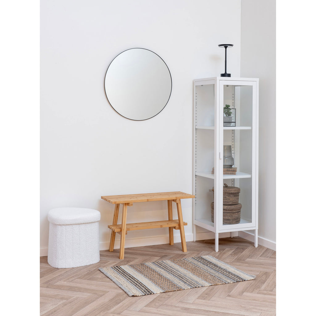 Vitrine colonne Brisbane blanc en situation salon décor minimaliste lumineux