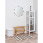Vitrine colonne Brisbane blanc en situation salon décor minimaliste lumineux