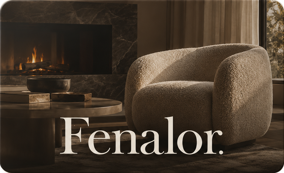 Fenalor Geschenkgutschein, weißes Logo auf einem Wohnzimmer mit Bouclé-Sessel und Kamin